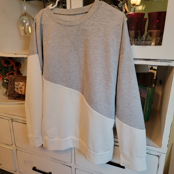 Tops - NWOT grey & white lightweight sweatshirt, size XL